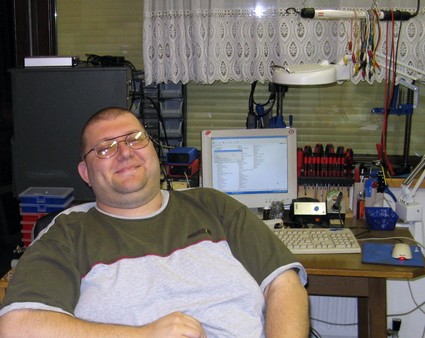 Gerold am Elektronikarbeitsplatz